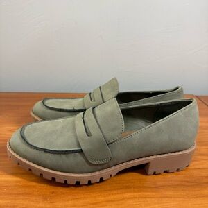 NWOT meToo Olive Green Faux Leather Penny Loafer Lug Sole Academia Business 7M